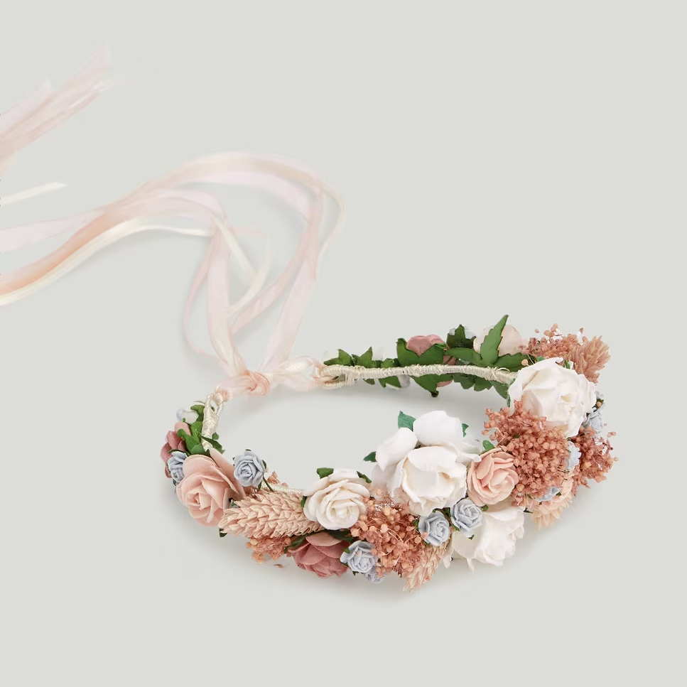 Coronas de flroes para recordar la naturaleza en tu boda medieval